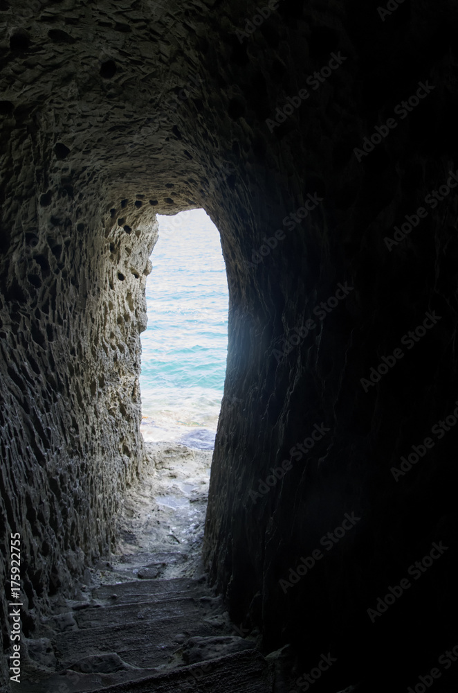 Fototapeta premium Hidden passage overlooking the sea