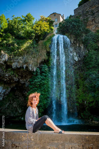 Femme devant la cascade de Salles la Source photo