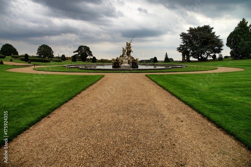 Bilde på lerret Witley Court garden with fountain.
