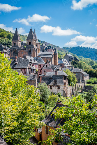 Vue sur le village de Conques en Rouergue