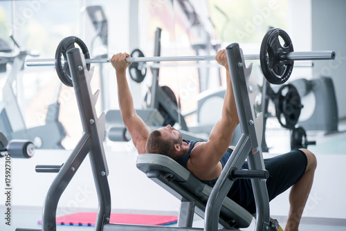 Canvastavla Man lifting weights, training, gym