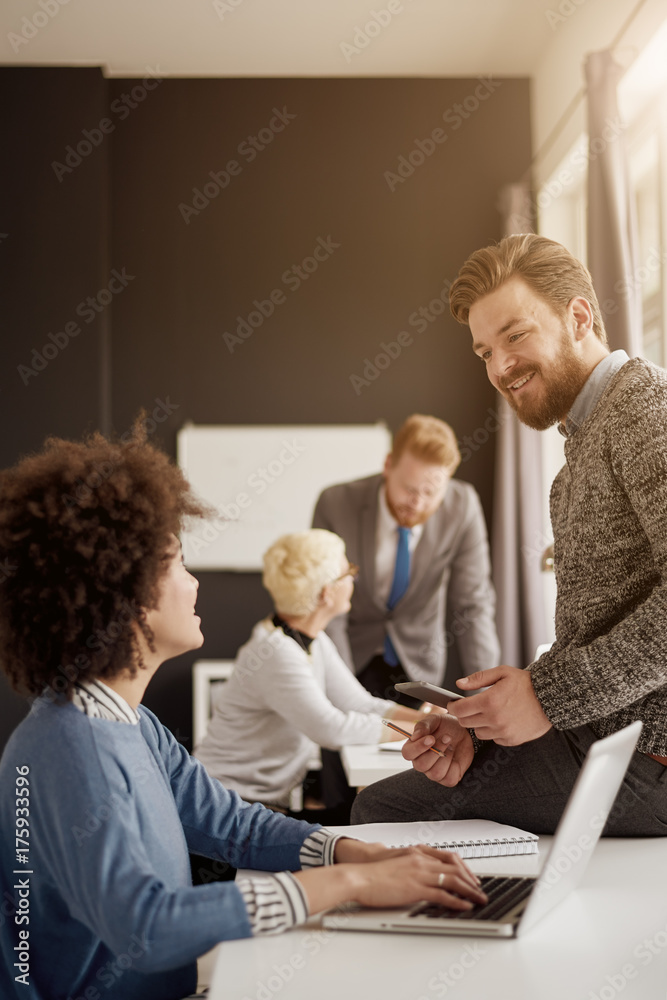 Obraz premium Multi ethnic team working in modern office