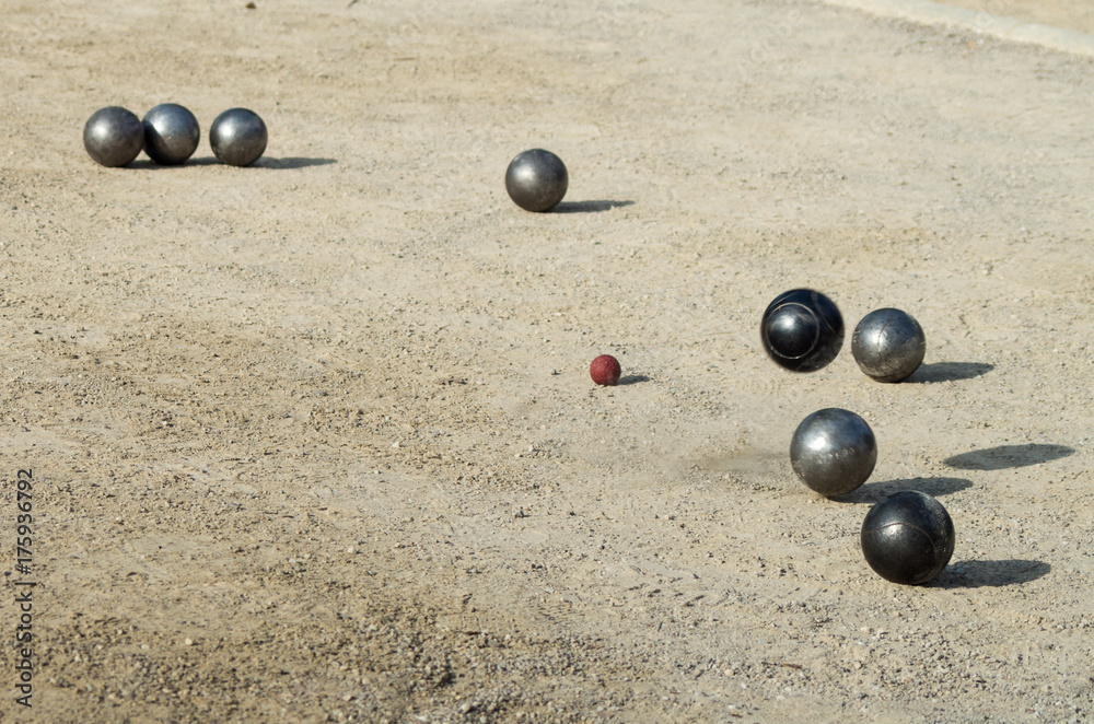 Representación Arriba Abundantemente Petanca, juego y deporte, que se practica con bolas de hierro en el suelo  Stock Photo | Adobe Stock