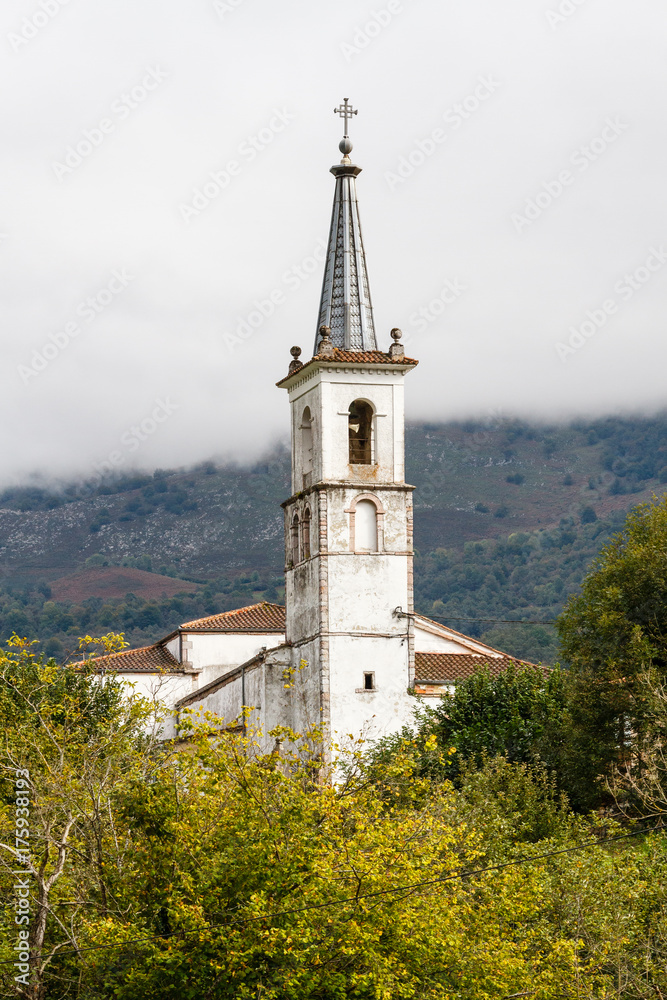 Iglesia de Soto de Agues. Ruta del Alba. Parque Natural de Redes, Asturias, España.
