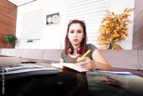 Fotografie college with hard-working young girl books.