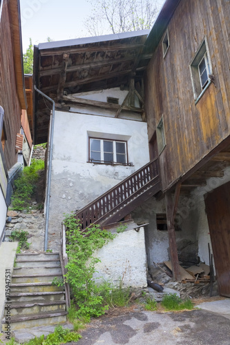 Südtirol- Impressionen, alter Bauernhof im Vinschgau photo