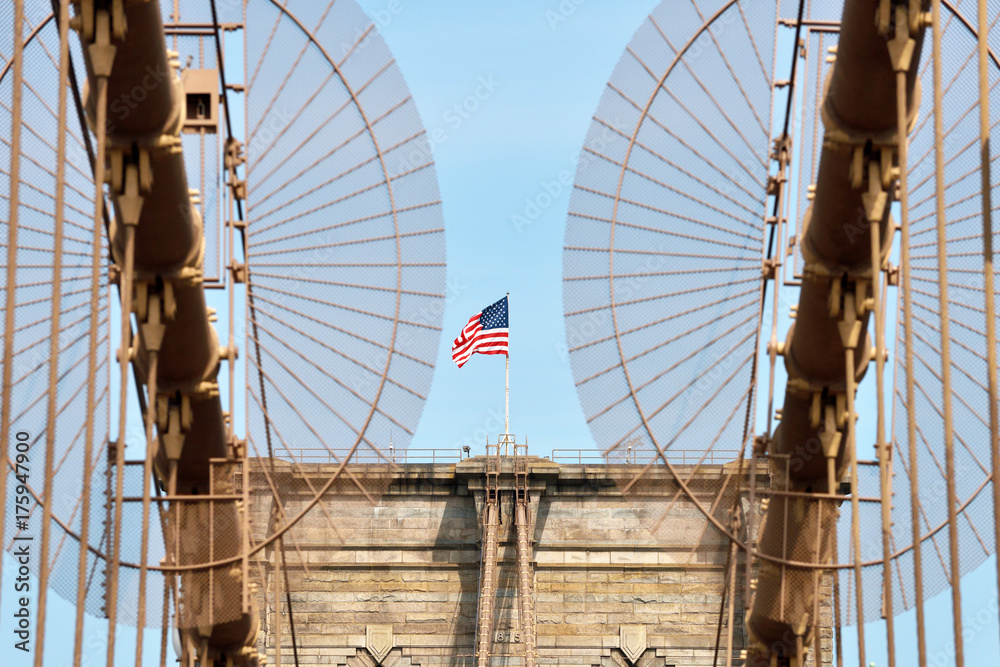 Obraz premium American flag on Brooklyn Bridge