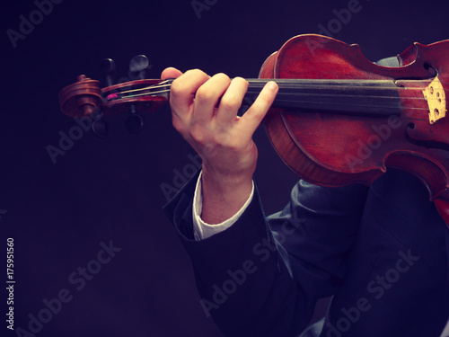Obraz na płótnie Man man dressed elegantly playing violin