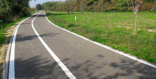 Pista ciclabile nel parco urbano photo