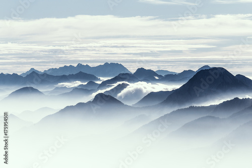 szczyty-gorskie-wczesnym-rankiem-we-mgle