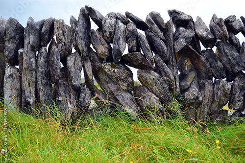 muret en pierres verticales qui clôture les champs en Irlande, Eire, The Burren