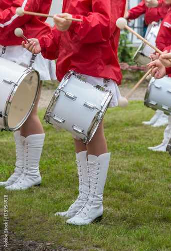 Mädchen mit Uniformen in rot und weiß, Musikergruppe mit Trommeln 
