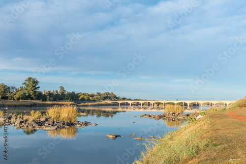 Fototapeta Naklejka Na Ścianę i Meble -  Road bridge over the Orange River at Upington