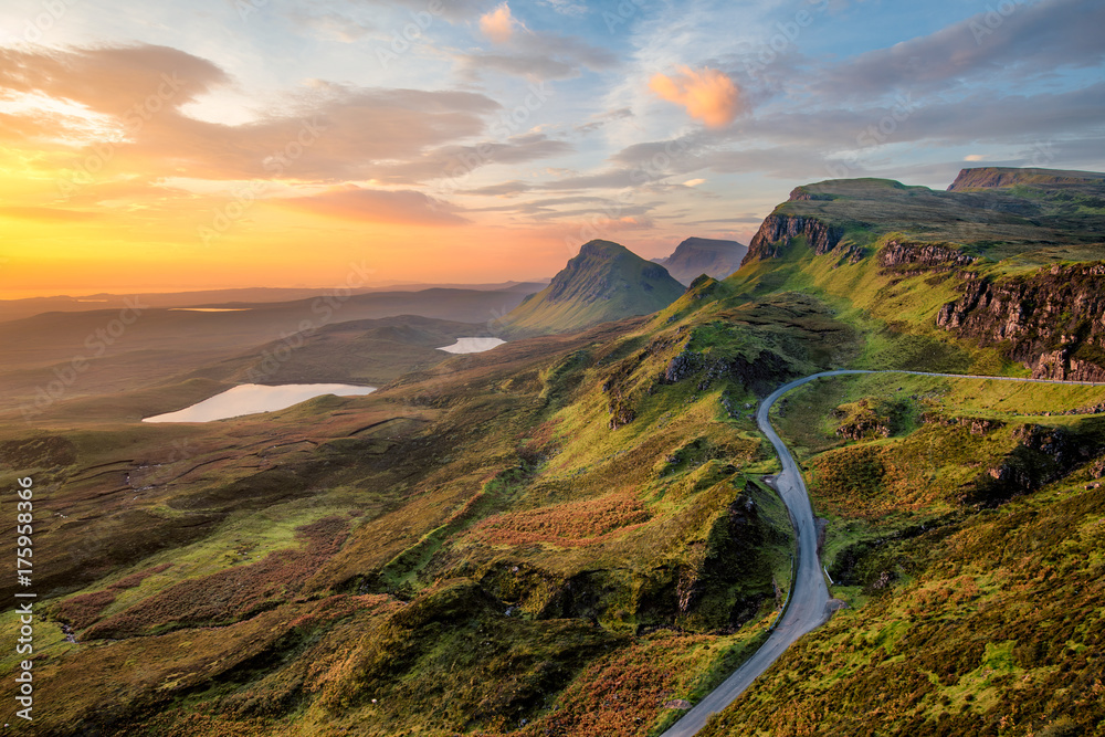 Vibrant sunrise at Quiraing on the Isle of Skye, Scotland. Foto, Poster,  Wandbilder bei EuroPosters