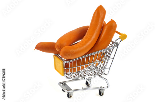 Saucisses de Francfort dans un chariot de supermarché 