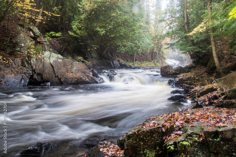 Obraz premium waterfall autumn mist