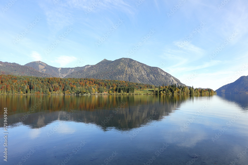 Walchensee mit herbstlichen Gebirge