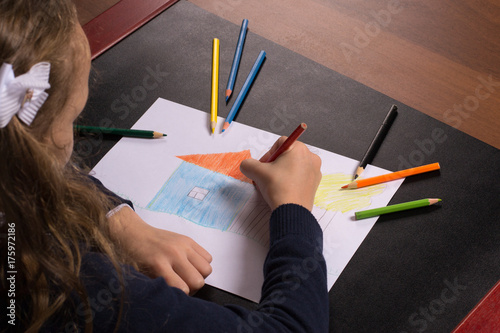 Девочка рисует карандашами-1275