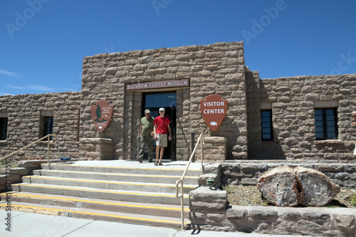 Foto Tourists leave the building of the visitor center and Rainbow Forest Museum of the Petrified Forest