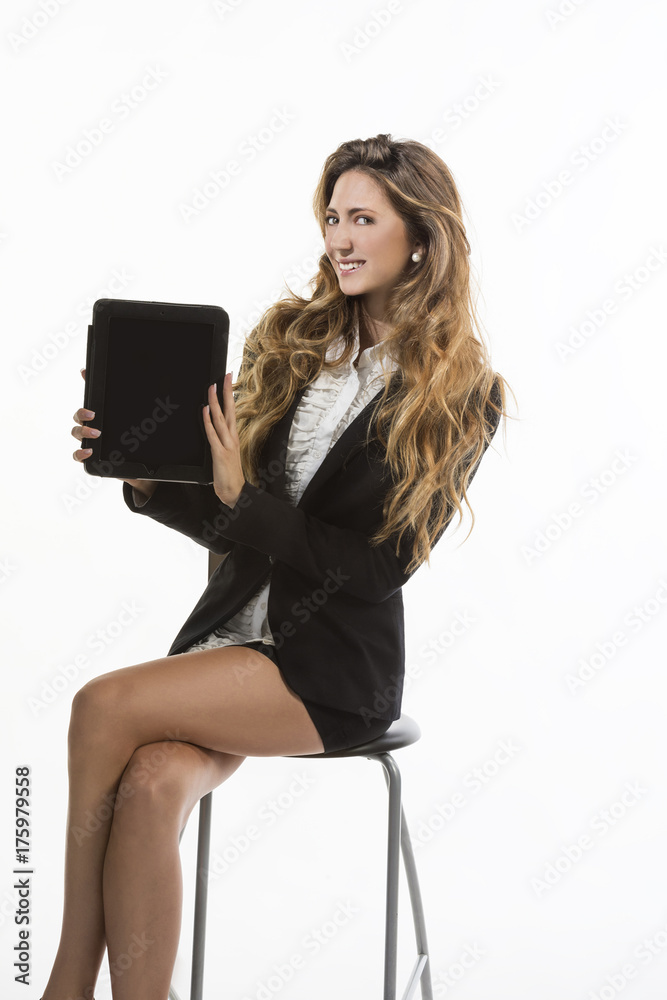 Ragazza con tablet chatta Ragazza con tablet chatta
