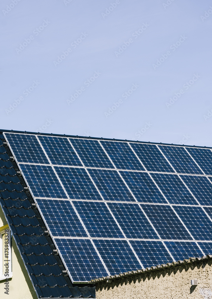 Solarzellen auf Dach eines Wohnhauses in Berlin Solarzellen auf Dach eines Wohnhauses in Berlin