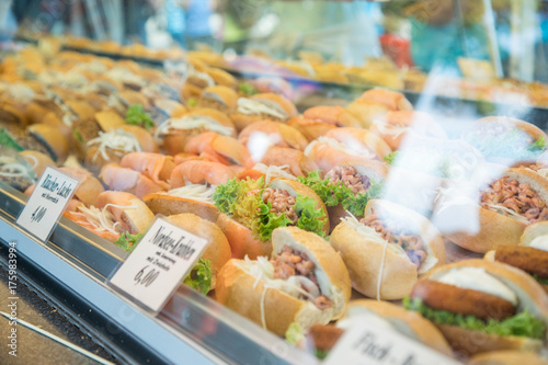 Cuadro en lienzo Fischbrötchen am Imbisstand auf Jahrmarkt