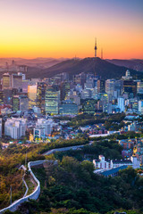 Fototapete Seoul Sommerlicher Sonnenaufgang über Seouls Zentrum  © rudi1976