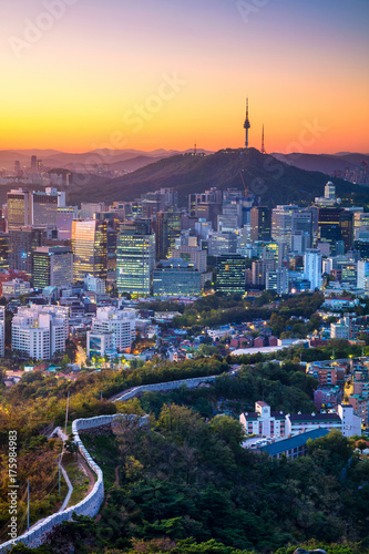 Obraz na płótnie Seoul. Cityscape image of Seoul downtown during summer sunrise. w salonie