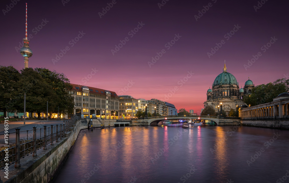 Die Skyline von Berlin nach Sonnenuntergang gesehen von der Museumsinsel