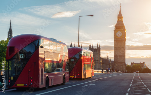 Zwei rote Busse auf der Westminster Brücke mit Big Ben im Hintergrund