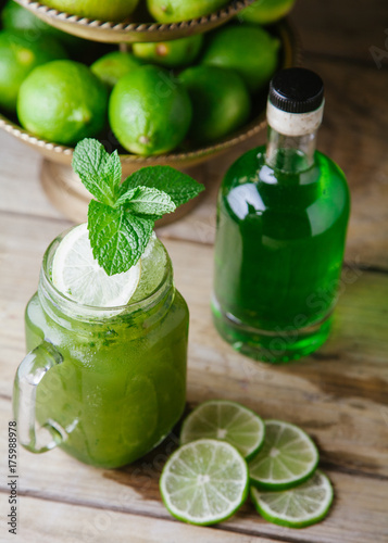 Refreshing mint and lime lemonade