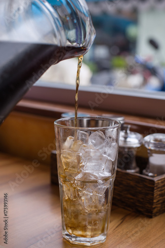  Pour the coke water into the glass
