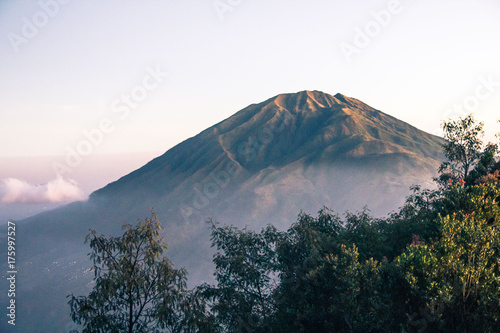Obraz na płótnie Merbabu volcano seen from Merapi volcano w salonie