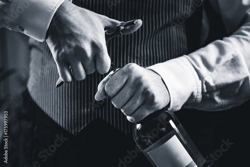 Fényképezés Opening wine bottle