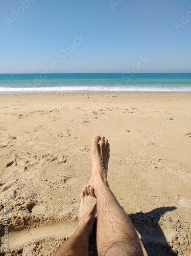 Pies en playa desierta en el sur de Andalucía