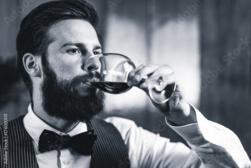 Billede på lærred Sommelier tasting wine