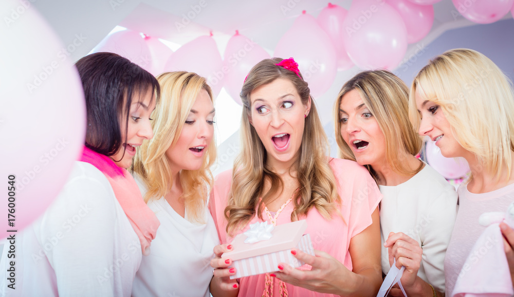 Schwangere erhält Geschenke auf Baby Shower Party, sie feiert gemeinsam mit ihren Freundinnen Schwangere erhält Geschenke auf Baby Shower Party, sie feiert gemeinsam mit ihren Freundinnen