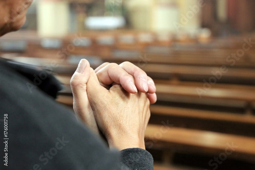 Obraz na płótnie Gläubiger Christ betet in einer Kirche