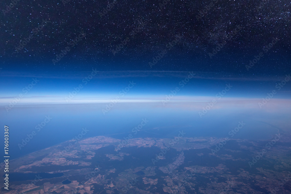Fototapeta premium Widok z dużej wysokości między niebem a kosmosem, w ciemności