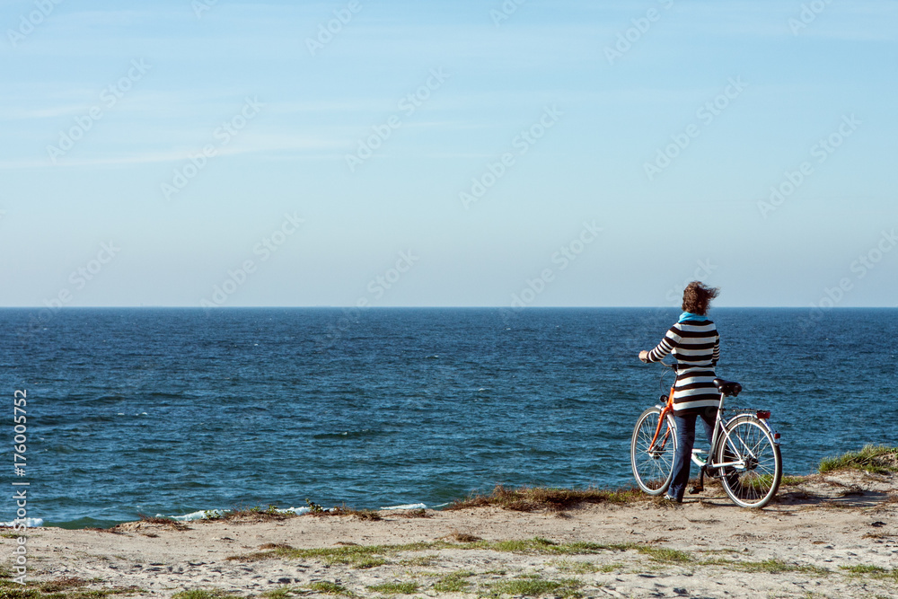 Obraz premium Frau am Strand der Ostsee