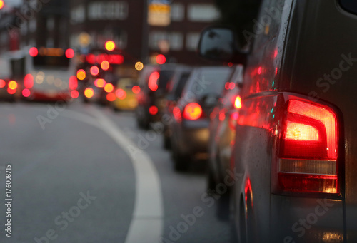 Autos im Stau in der Großstadt