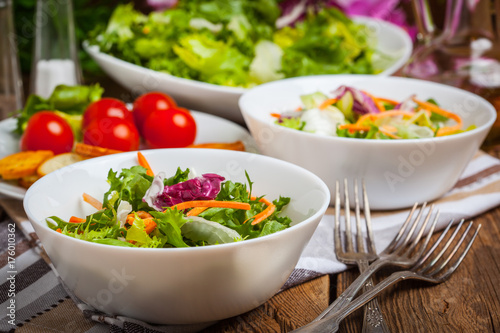 Mixed salad with croutons.