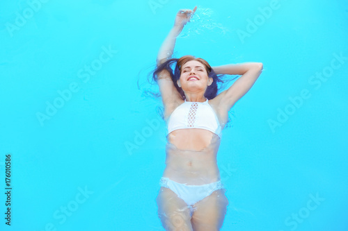 Beautiful young woman swimm...