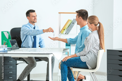 Real estate broker giving c...