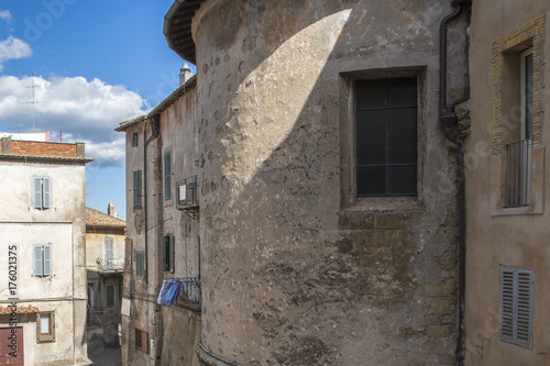 Dettaglio di una finestra di un torrione di un vecchio palazzo medievale a Viterbo, in Italia. L' abitazione è costruito all' interno di un antico castello.