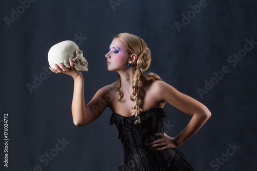 Beautiful Hamlet holding skull Shakespeare halloween