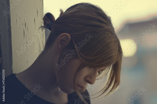 Tableau sur toile portrait of a pensive girl