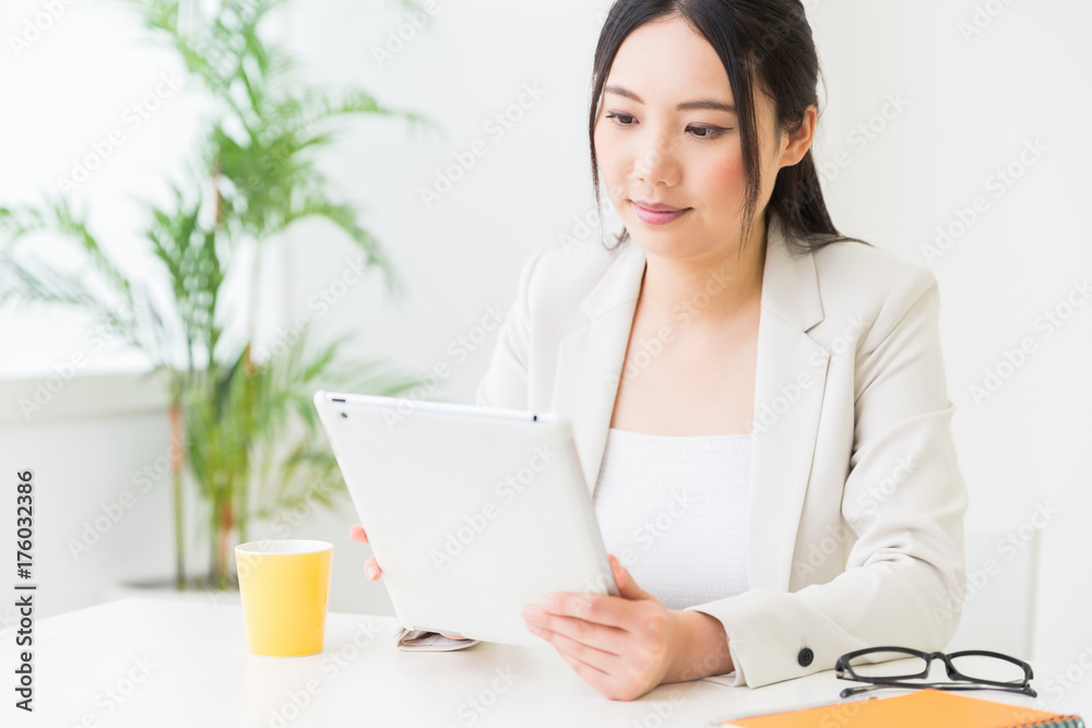 タブレットコンピューターを見る女性 ビジネス タブレットコンピューターを見る女性 ビジネス