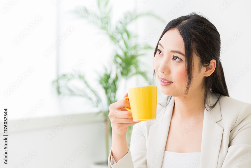 女性　飲み物　ビジネス