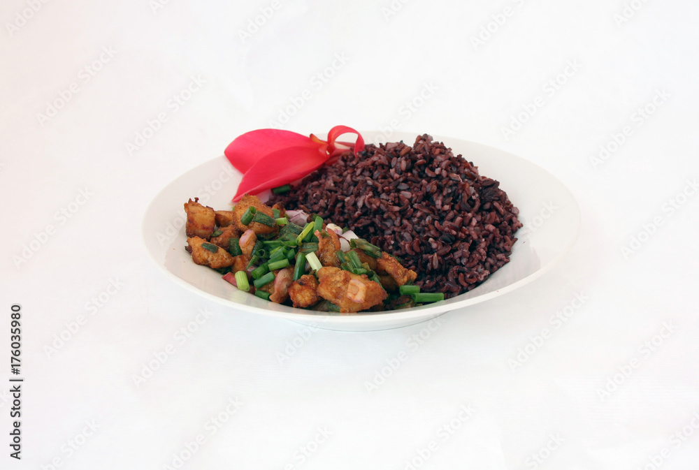 Fried chicken Spicy Salad with Rice berry in the white dish, Food decoration with spring onion and red canna flower. Fried chicken Spicy Salad with Rice berry in the white dish, Food decoration with spring onion and red canna flower.